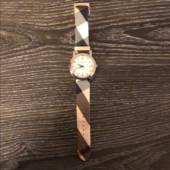 Burberry novacheck watch - Picture 2 of 6